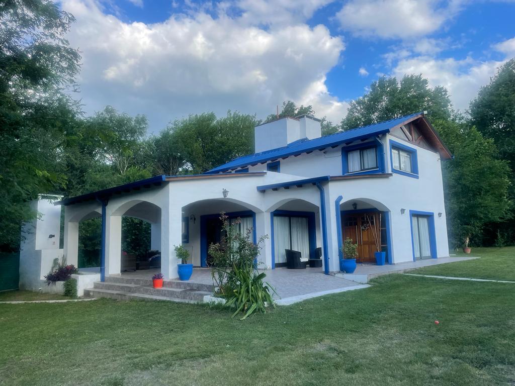 Casa en Cuesta Blanca: 290 m² construidos sobre 8850 m² de terreno. Cochera para 2 autos y galería para 1 más. Cuenta con 4 dormitorios (1 en suite con vestidor), 2 baños completos, living-comedor amplio y cocina con desayunador, todo en un solo ambiente. Calefacción con caldera eléctrica y aire acondicionado frío/calor en varios espacios. Sistema eléctrico adecuado y sin consumo de gas. Terreno alambrado con tranquera, cámaras de seguridad y alarma. Piscina de 8x4 m con jacuzzi