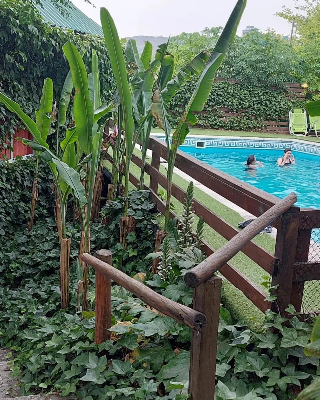 Complejo en Villa Carlos Paz, que combina confort, estilo y rentabilidad, ideal para quienes buscan invertir. La casa principal cuenta con dos habitaciones en el primer piso, cada una con baño en suite, y en planta baja ofrece cocina equipada, lavadero, amplio living y comedor, además de una galería cerrada que conecta con la pileta climatizada. Incluye tres departamentos equipados para 2/3 personas, generando buena rentabilidad por alquiler temporal. Superficie total: 512 m², cubierta: 224 m²