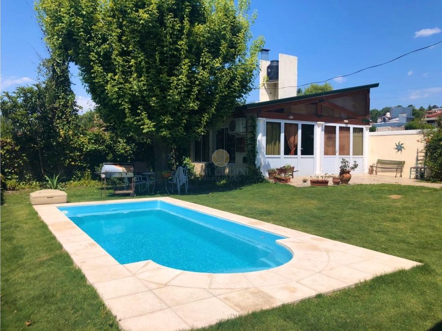 Casa Costa Azul Sur, Carlos Paz, Córdoba, se encuentra esta propiedad que combina una casa y un departamento independiente mas piscina. La casa cuenta con 113 m² y se distribuye en 3 dormitorios, 2 baños, cocina, lavadero y un amplio living/comedor. El departamento, de 36 m², es un loft de 6x6 m. El terreno abarca 540 m², con una construcción total de 153 m². Ambos espacios están climatizados con aire acondicionado y estufas de tiro balanceado. Todos los servicios y en funcionamiento