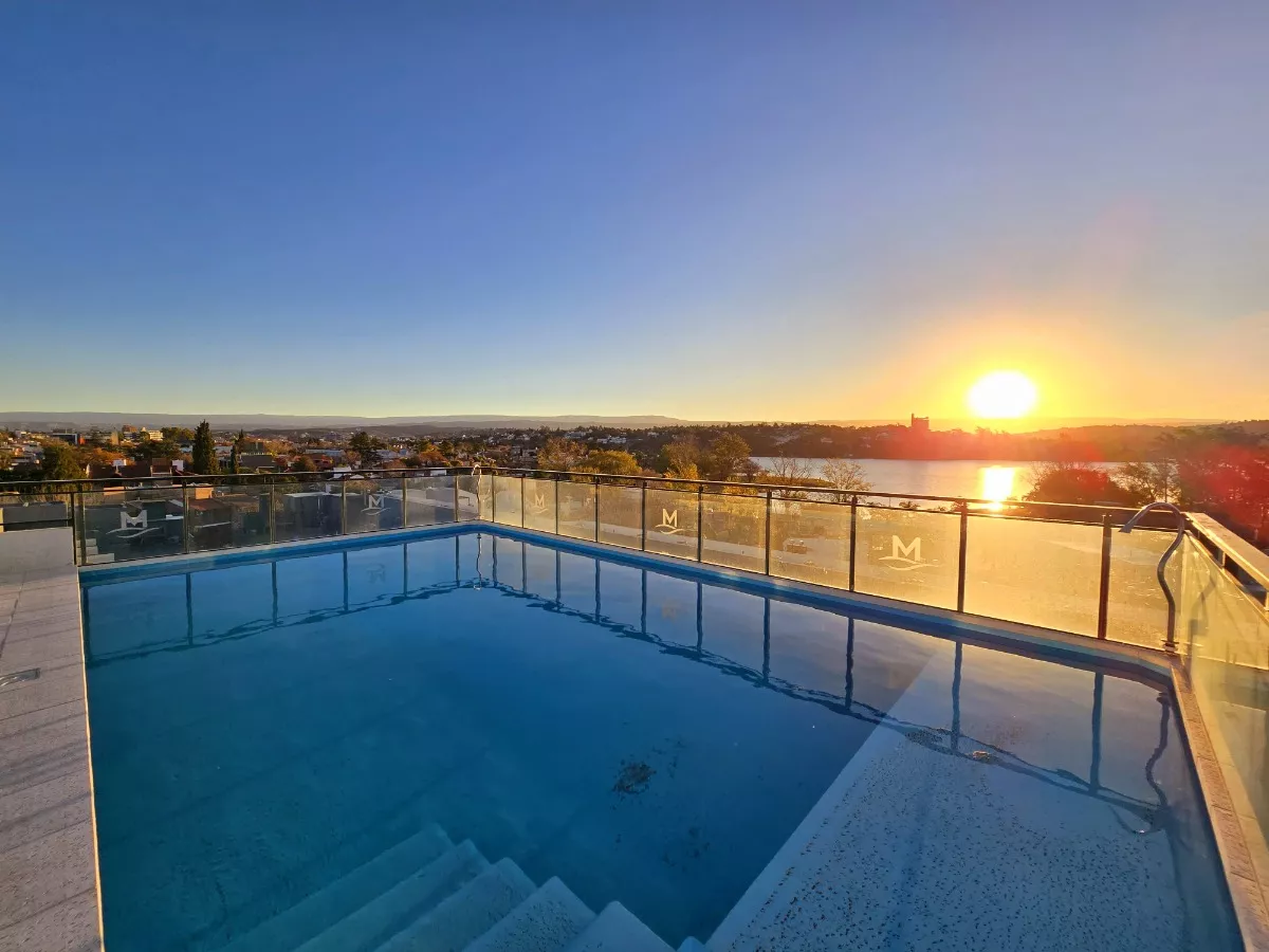 Departamento tipo tríplex a ESTRENAR, ubicado a una cuadra de la costanera y a 10 del centro en Housing Miralejos 17. Consta de: planta baja con cocina comedor y baño; planta media con habitación principal, balcón, placard, baño y antebaño; planta alta con habitación pequeña y terraza exclusiva con asador y espacio para jacuzzi. El complejo cuenta con 4 ingresos con seguridad, piscinas, cocheras, gym, spa y restobar.