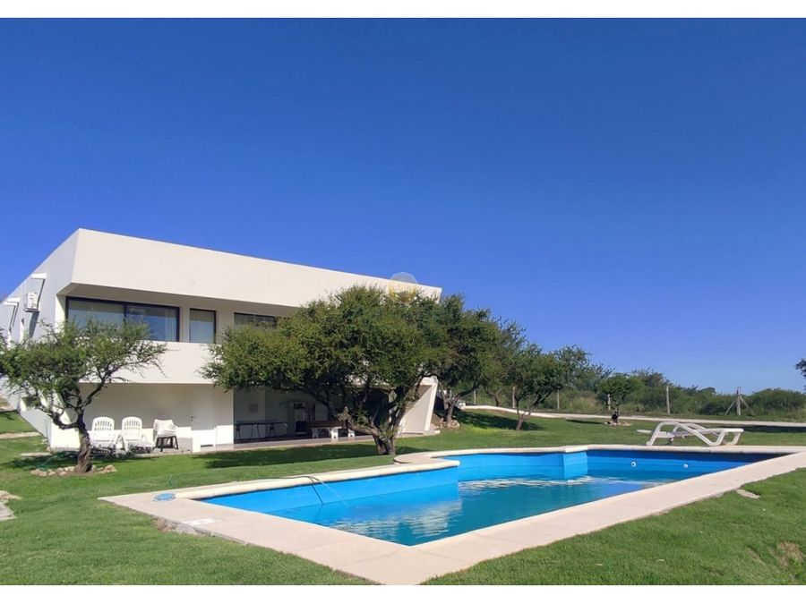 Casa en Country Causana, a 8 minutos de Carlos Paz y 20 minutos de Córdoba Capital, esta propiedad cuenta con una superficie total de 2000 m². Totalmente equipada, en planta baja ofrece cochera para 4 autos, un gran parque con piscina y vistas espectaculares a las montañas. En planta alta, tiene cuatro dormitorios y cuatro baños. Destacan la cocina integral, aire acondicionado en todos los ambientes y Wi-Fi. Ideal para disfrutar de la naturaleza. Cochera para 4 autos y lugar para lancha