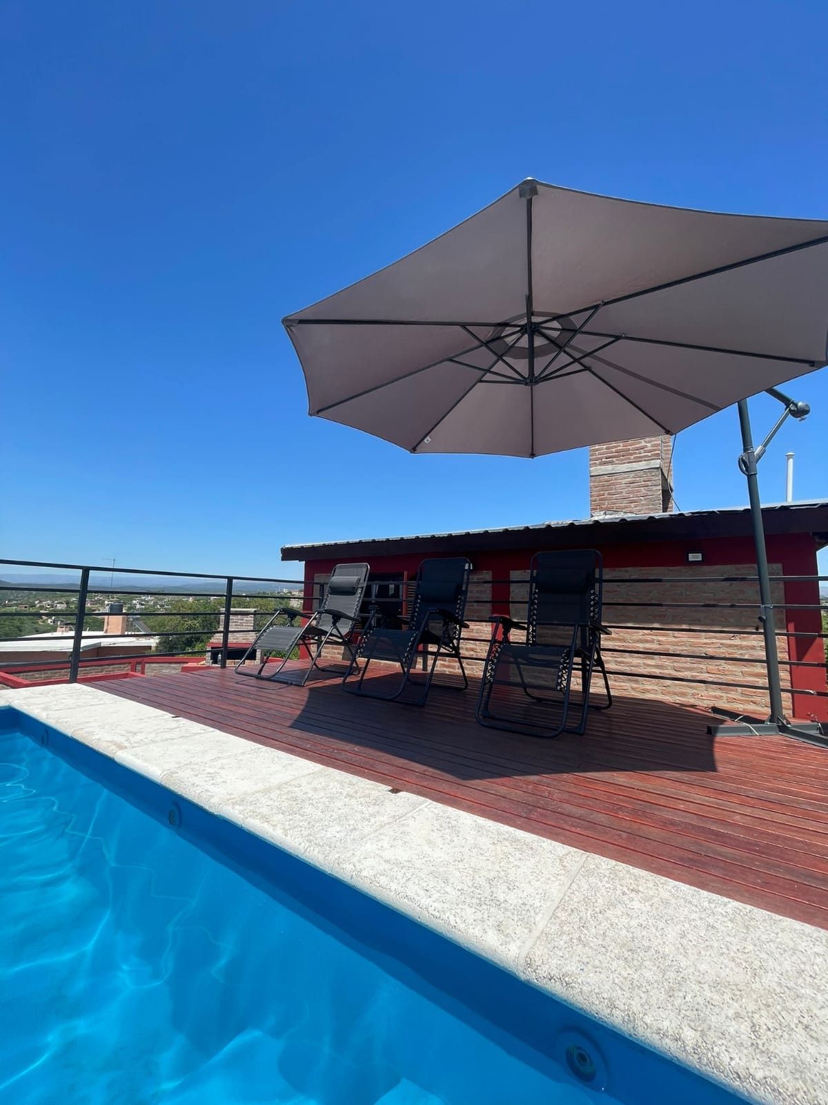 Casa en Estancia Vieja, ideal para disfrutar de la naturaleza y los caminos serranos. Esta casa cuenta con 3 ambientes: cocina/comedor y dos habitaciones. Además, incluye una pileta, una amplia terraza con asador y una maravillosa vista a las sierras cordobesas. La superficie cubierta es de 88,48 m², ofreciendo un espacio acogedor en un entorno privilegiado. Perfecta para quienes buscan tranquilidad y conexión con la naturaleza.