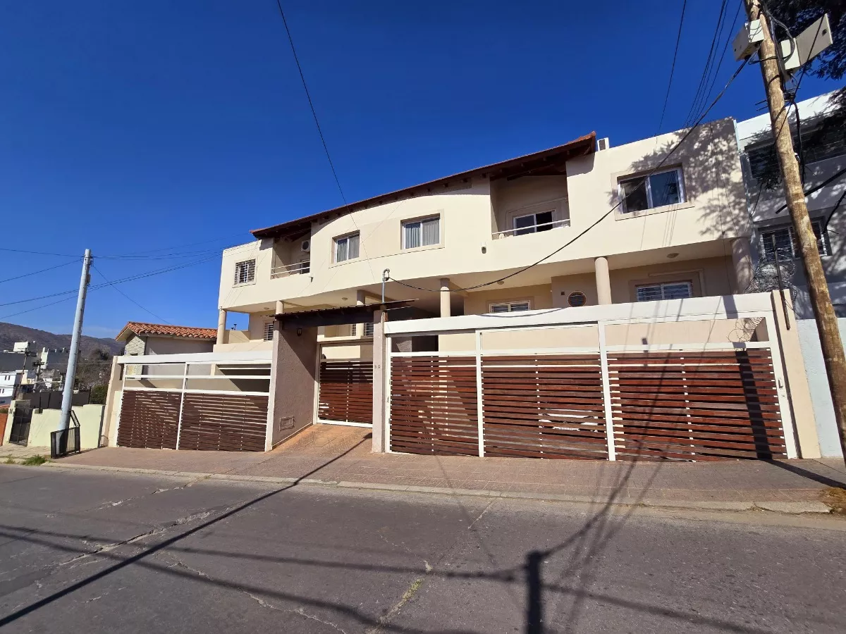 Departamento céntrico de 2 dormitorios con placard, cocina living comedor con balcón, baño y cochera. Ubicado en el primer piso por escalera, orientación al frente. Complejo con asadores, quincho y pileta. En calle La Paz, a 200 m del centro viejo. Escritura, gas natural y calefacción central por radiadores.