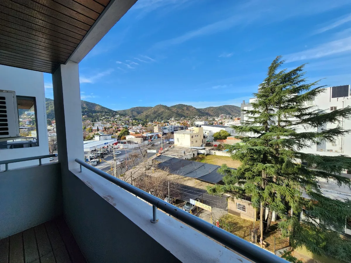 Departamento de categoría en Villa Carlos Paz, edificio Victoria Tower, a 1 cuadra de la peatonal. Con 1 dormitorio, 2 placares, balcón con vista, cocina, living comedor, baño, antebaño y amplio balcón, 4° piso. 55 m² cubiertos. El edificio ofrece terraza panorámica, pileta, salón de usos múltiples, gym, ascensor, wifi en espacios comunes, cámaras de seguridad y limpieza diaria. Opcionalmente, se puede comprar con cochera.