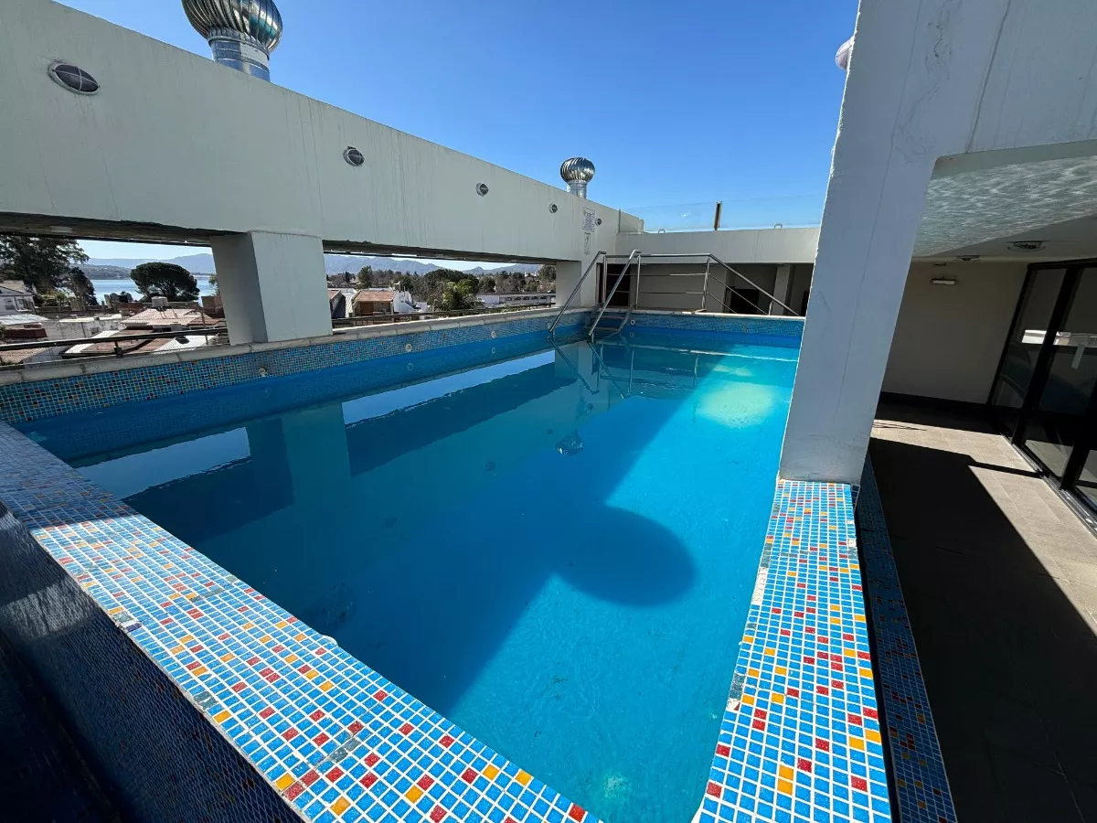 Departamento de 1 dormitorio, cocina comedor, baño, balcón con asador y cochera. Céntrico, a 200 m del Cucú. El edificio cuenta con ascensores, 2 piletas, asadores y SUM. Ubicado en 2° piso al contrafrente, con calefacción central y radiadores instalados. Cochera en subsuelo con portón eléctrico. Todos los servicios. Escritura disponible.