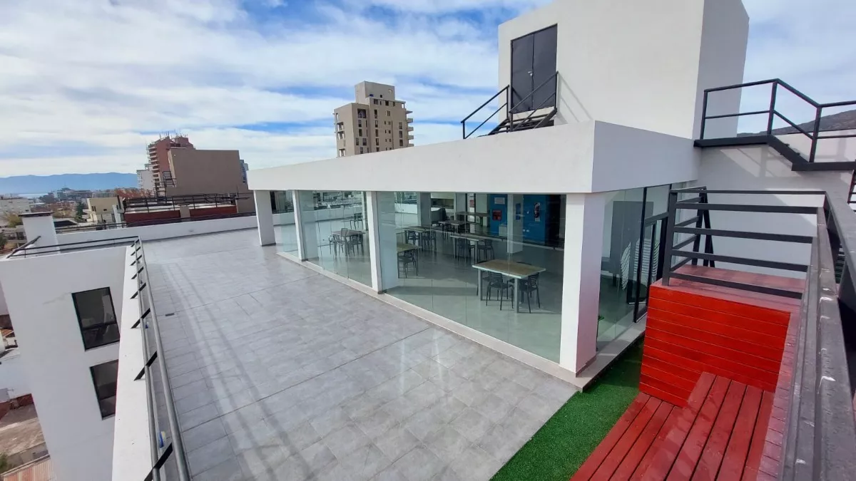 Departamento a ESTRENAR, a 2 cuadras del centro. Consta de 1 dormitorio con placard, cocina comedor con barra desayunadora, baño, antebaño y balcón a la calle. 45 m², más balcón y cochera. Ubicado en Paseo Quattro, Torre 4. Incluye calefacción central por radiadores, ascensor, pileta y SUM con asadores y baños.