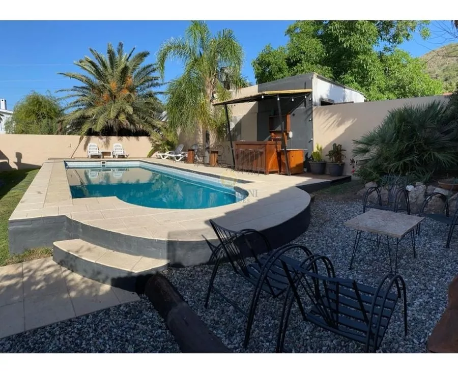 Venta en Carlos Paz, Córdoba. Propiedad de 3 años años de antigüedad con excelentes instalaciones. Cuenta con 5 habitaciones cada una con baño privado mas dos baños complementarios. Además cocina interna totalmente equipada y externa con parrilla a gas y a leña, ideal para compartir momentos con familiares y amigos.
Asimismo la casas tiene un parque con pileta de 9x 4.5 mts, entradas cubiertas para 3 vehículos.
