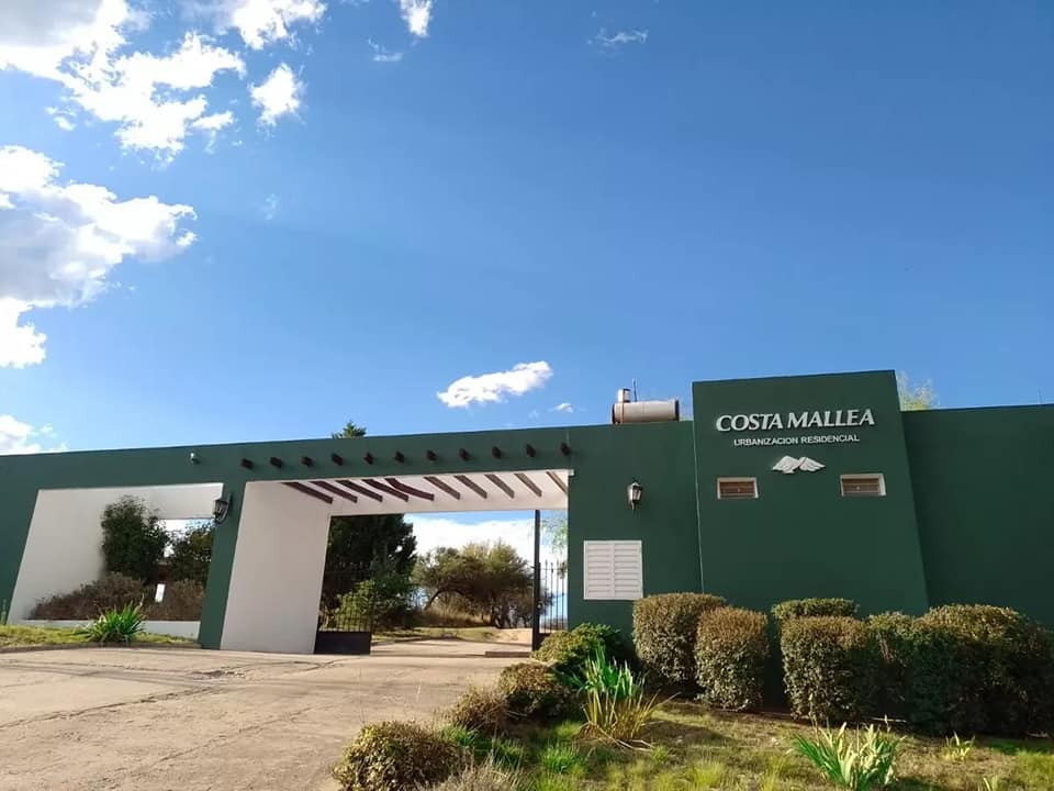 Superficie: 1,300 m
Dimensiones: 22 x 58 m (rectangular y llano)
Servicios: Agua y luz
Este lote se encuentra en el Barrio Residencial Costa Mallea, una urbanización cerrada y privada que consta de 45 lotes de entre 1,000 y 1,400 m. La comunidad incluye 2 hectáreas de espacios comunes, que abarcan calles internas, plazoletas, un espacio recreativo y una hermosa pileta junto al río. Además, cuenta con 210 metros de costa sobre el Río Panaholma, rodeado de algarrobos, talas y chañares.