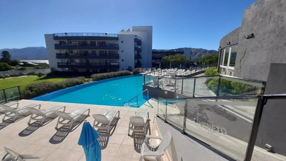 Departamento Premium en Parque Siquiman, a solo 10 minutos de Villa Carlos Paz. Consta de 1 dormitorio con placard, cocina comedor, baño y antebaño, y balcón con vista al lago y las sierras. Sin muebles y con cochera. Incluye pileta y bajada al lago.