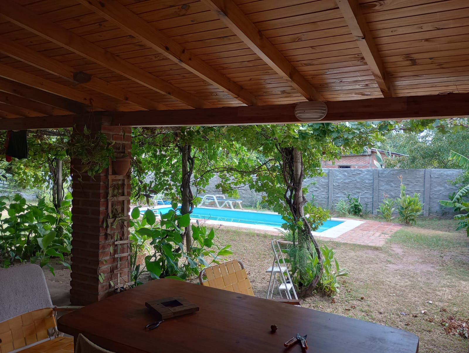 Propiedades en Traslasierra CONSULTE
Casa Traslasierra: lote 1800 m (30 m de frente por 60 m de fondo) y cuenta con un destacado chalet de 232 m cubiertos, además de una galería semicubierta.
Sala de estar que deriva a 2 habitaciones (una con vestidor)
Pequeño living con bar
Cocina amplia con comedor
Depósito, ideal como taller
Tres garages con espacio para dos autos
Galería y quincho de paja
Piscina con losetas atérmicas y sistema de filtrado
Jardín completamente parquizado