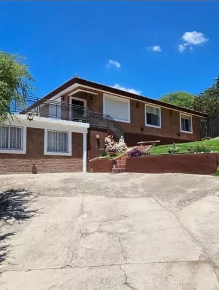Casa APTO DESARROLLO:  3 habitaciones, 2 baños y un amplio sector de cocina y living/comedor. Cuenta con cochera para dos autos y un departamento equipado adyacente. Además, dispone de amplios espacios verdes con piscina. Incluye dos terrenos colindantes de 80 m² cada uno, con un proyecto de construcción de 6 cabañas ya aprobado por la municipalidad. Todo se vende con escritura y planos aprobados, ofreciendo una excelente oportunidad de inversión.