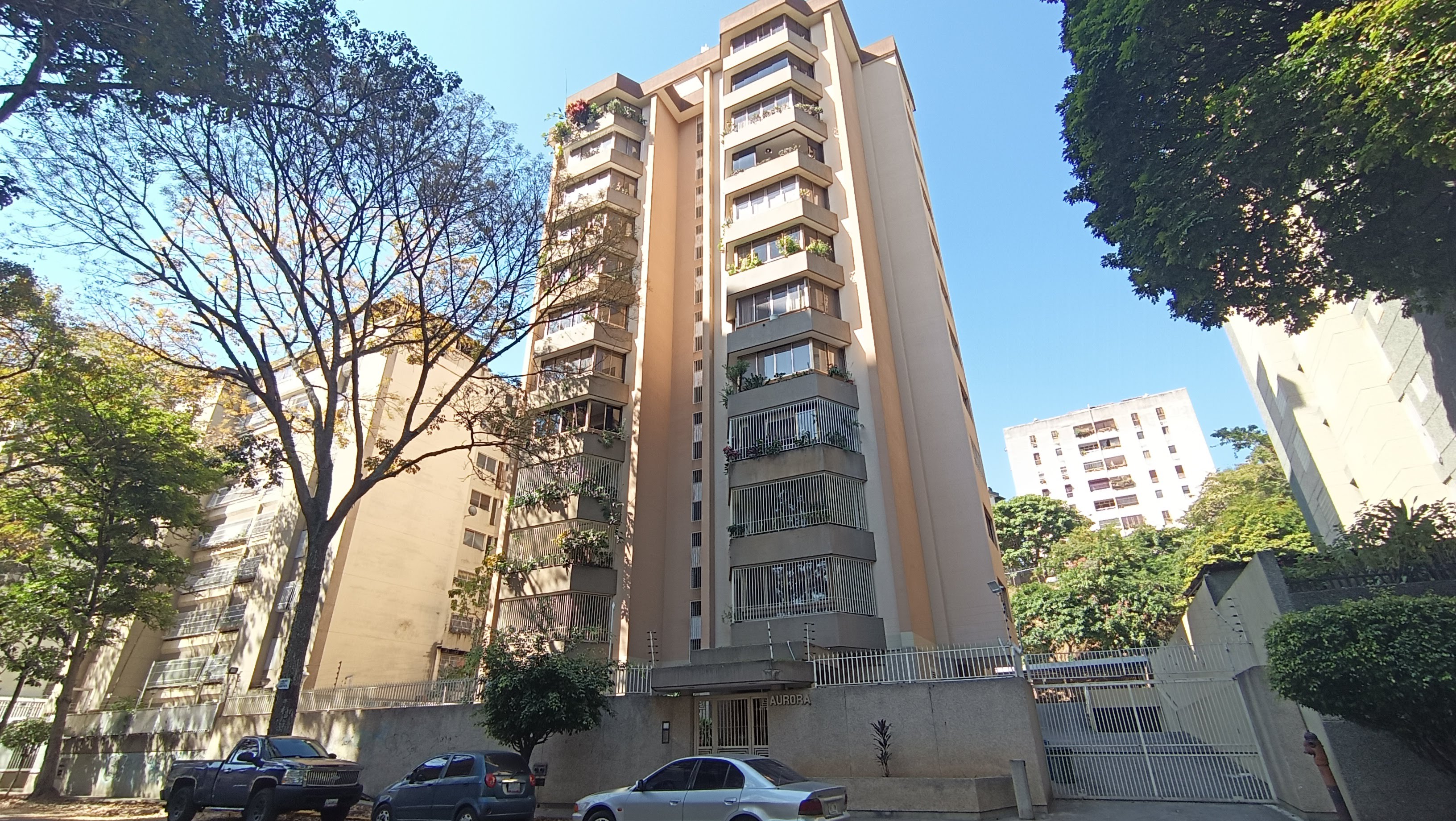 Remodelado apartamento en venta en La Urbina Caracas